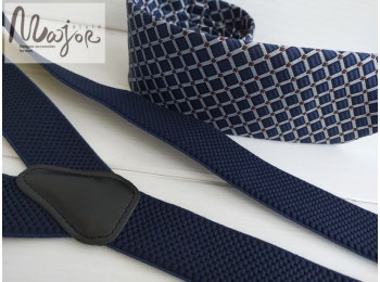 Темно-сині підтяжки і краватка в клітинку
