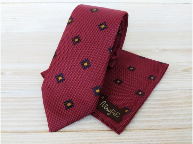 Красный галстук с узором ручной работы
